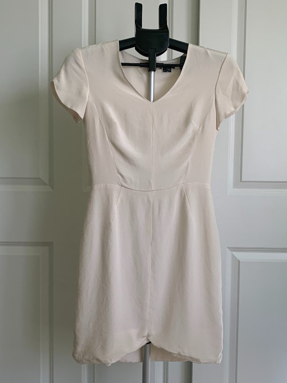 Theory Silk Mini Dress Ivory Short Sleeve V-Neck Size 2-4-6 Lined Silk Tulip Hem